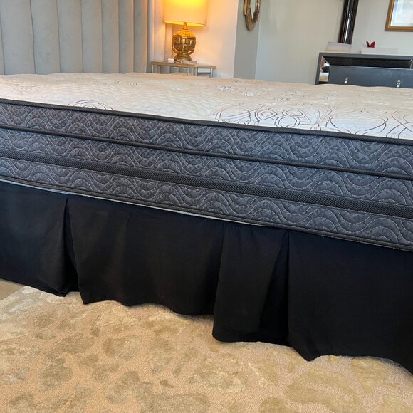 King Size Prelude Mattress by Southerland with Adjustable Base – Like New! - Picture 5 of 7
